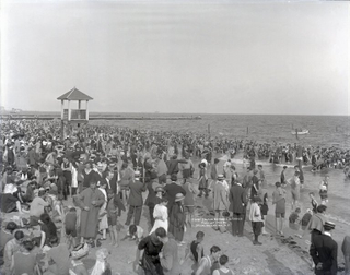 To this day, beachgoers at Coney Island sport scandalously bare ankles. (Photo: Irving Underhill, Online collection of Brooklyn Museum)